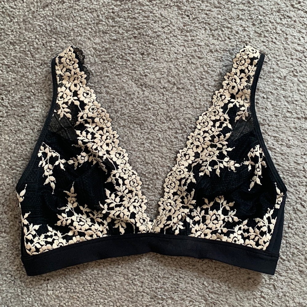 WACOAL Embrace Lace Soft Cup Bra Size 38 in color Black
